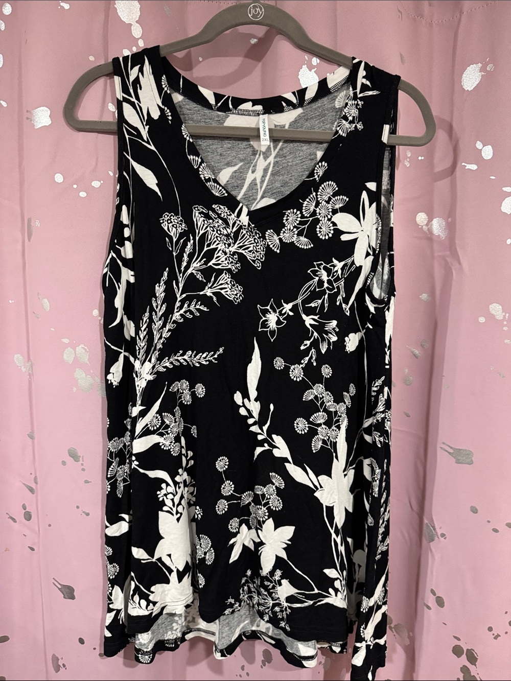 Black & White Floral V-Neck Tank Top